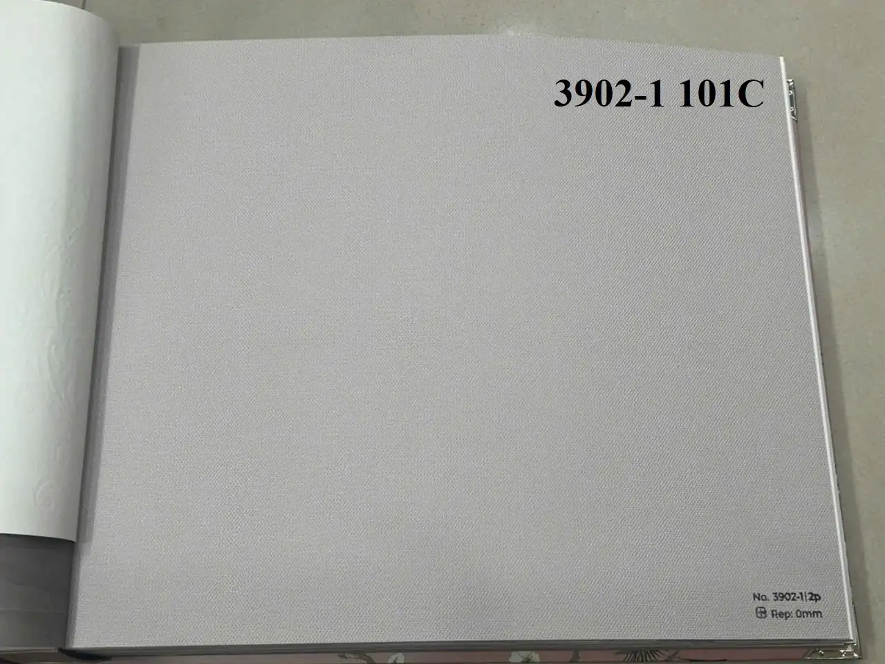 Giấy dán tường giá rẽ: Cơ hội tuyệt vời cho không gian sống 44 Giấy dán tường giá rẽ: Cơ hội tuyệt vời cho không gian sống