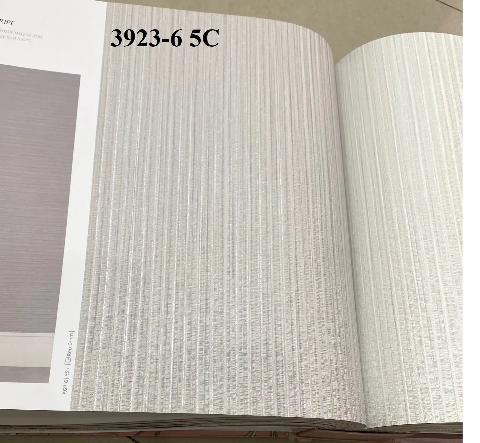Giấy dán tường giá rẽ: Cơ hội tuyệt vời cho không gian sống 6 Giấy dán tường giá rẽ: Cơ hội tuyệt vời cho không gian sống
